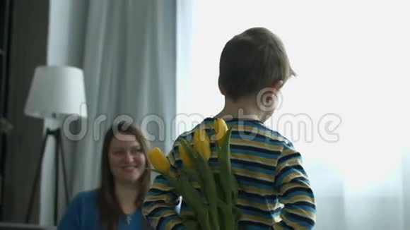 小男孩带着鲜花给妈妈惊喜视频的预览图