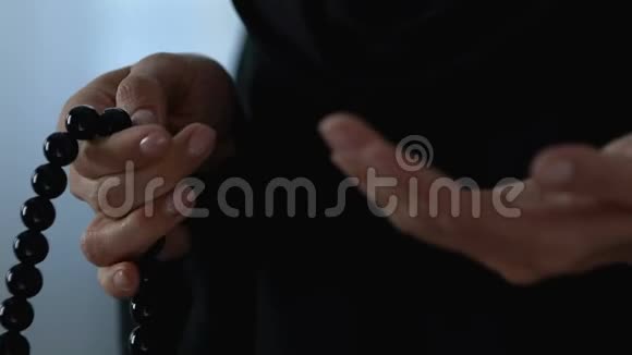 穆斯林妇女手中拿着伊斯兰珠子祈祷真主信仰宗教冥想视频的预览图