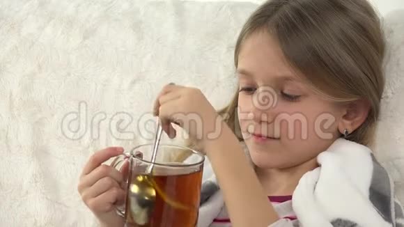 生病的小孩画像喝着柠檬茶伤心的女孩脸在床上沙发视频的预览图