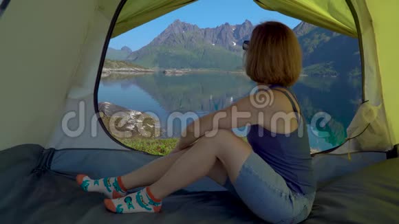 快乐的女人坐在帐篷里视频的预览图
