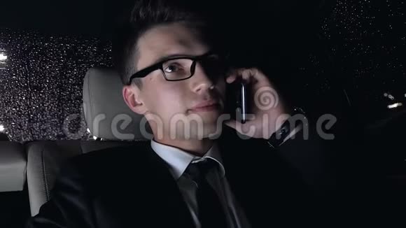 商人在接到电话后坐在车后座上开车回家视频的预览图