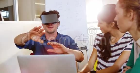 商务人士使用虚拟现实耳机开会视频的预览图