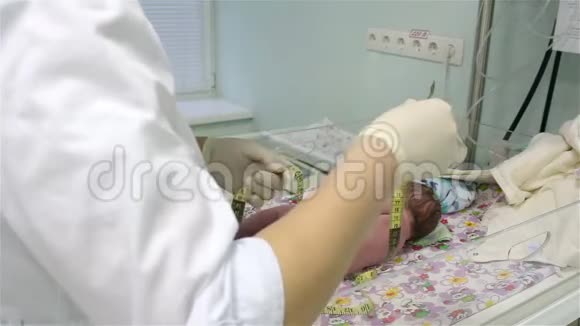 医院的医生检查新生儿视频的预览图