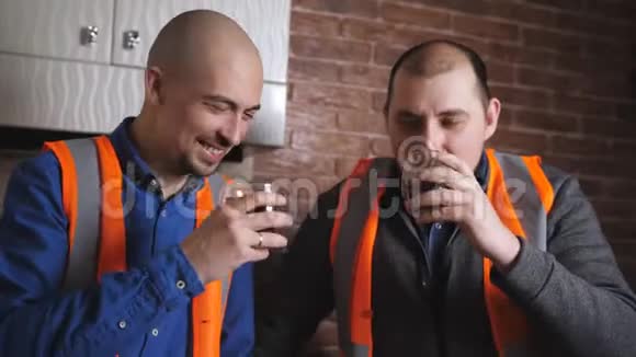 漂亮的建筑工人正在休息时喝咖啡他们在说话和微笑视频的预览图