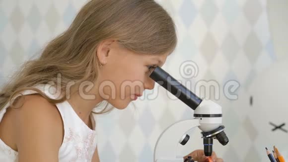 一个小女孩用显微镜视频的预览图