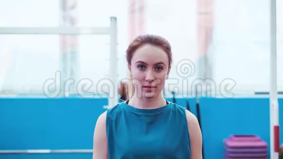 年轻的运动女孩穿过一个运动大厅视频的预览图