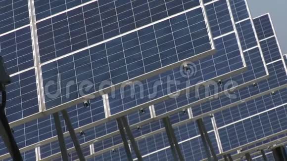 农村地区的生态能源发电机太阳能电池板视频的预览图
