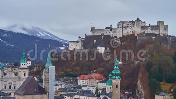 奥地利萨尔茨堡霍亨萨尔茨堡多云天气城堡视频的预览图