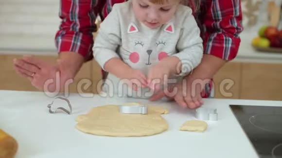 小女孩和她父亲一起切饼干视频的预览图