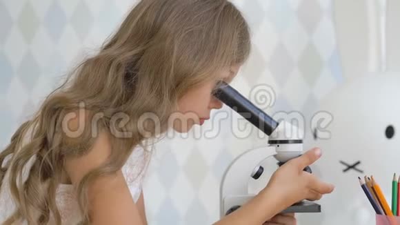 一个小女孩用显微镜视频的预览图