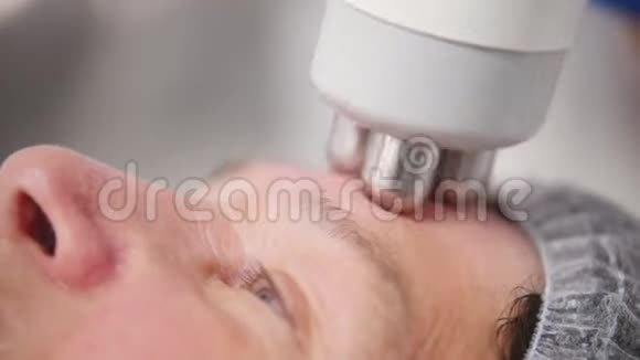 抗衰老程序用特殊仪器工作脸部平滑关门视频的预览图