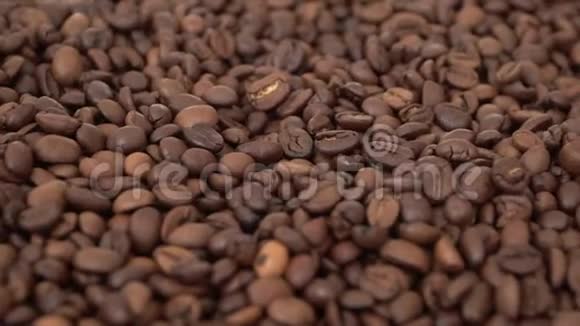 有风味的咖啡豆呈平脊状呈特写视频的预览图