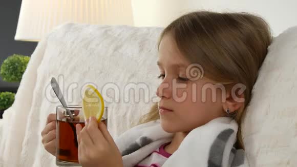 生病的儿童画像喝柠檬茶可怜的小女孩在床上的脸沙发4K视频的预览图