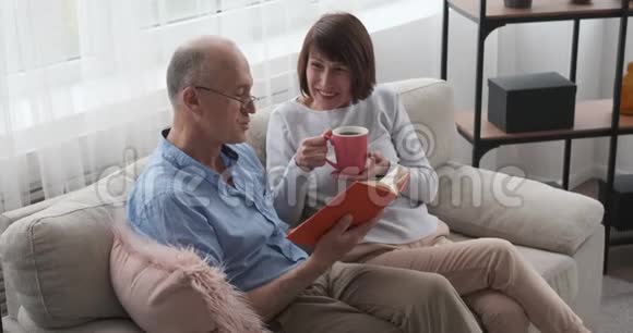 一位老人在给妻子读书喝咖啡视频的预览图