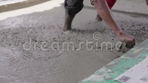 无名氏混凝土工人擦湿人行道浇筑混凝土视频的预览图