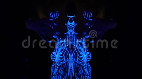 女孩身体的迷幻运动与身体艺术在舞台上的紫外线视频的预览图