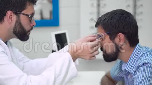 眼科医生正在帮助客户在眼科诊所选择最合适的眼镜视频的预览图