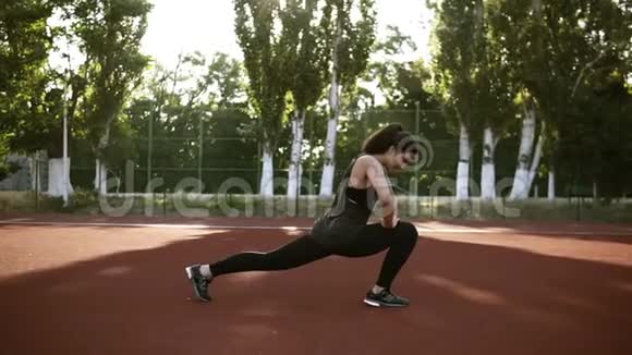 健身妇女做腿部肌肉锻炼训练户外有活力的女孩向前走一条腿视频的预览图