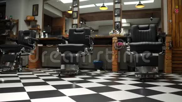 男子理发店室内有砖墙和带铬柄的皮椅视频的预览图