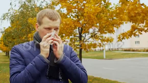 由于流感病毒生病或生病的人卫生手帕里吸了一口鼻子视频的预览图