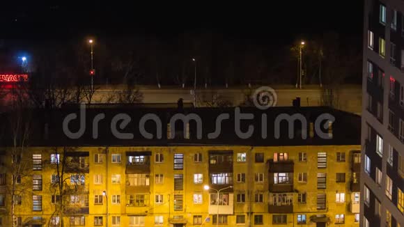 夜晚时间4k的一座建筑人的轮廓在窗户上休闲的城市生活道路交通视频的预览图