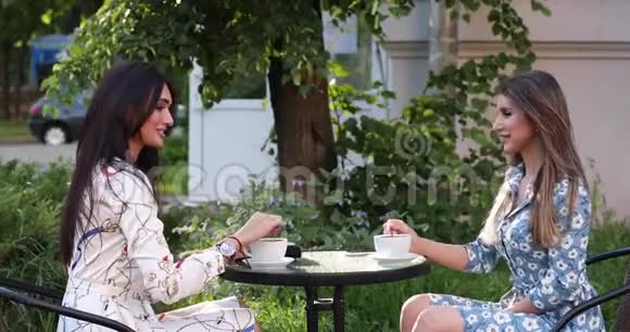 两个漂亮的女人用咖啡闲聊视频的预览图