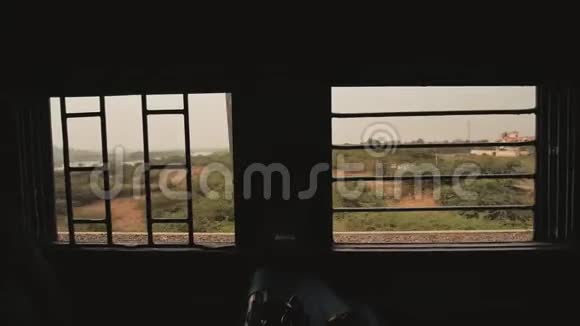 印度一列传统火车的格子窗视频的预览图