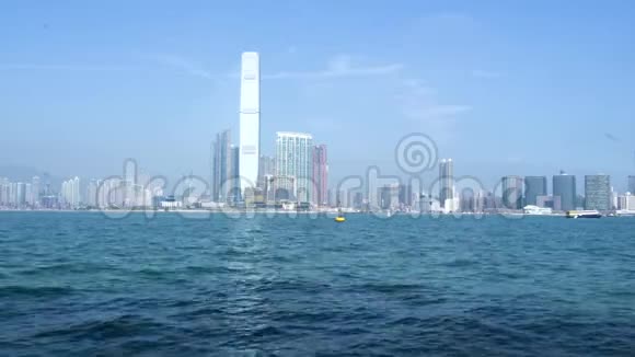 海滨的办公楼和摩天大楼城市建筑香港城市中国平静的蓝色海湾和玻璃视频的预览图