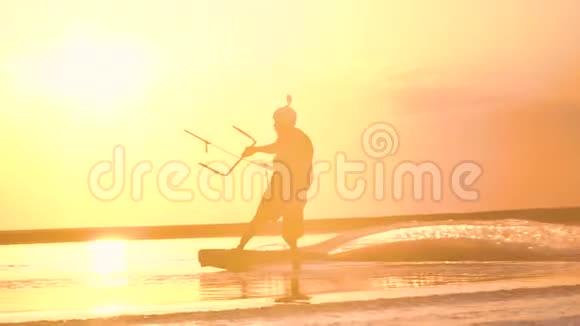 一个人在风筝上慢慢地沿着湖游的剪影视频的预览图