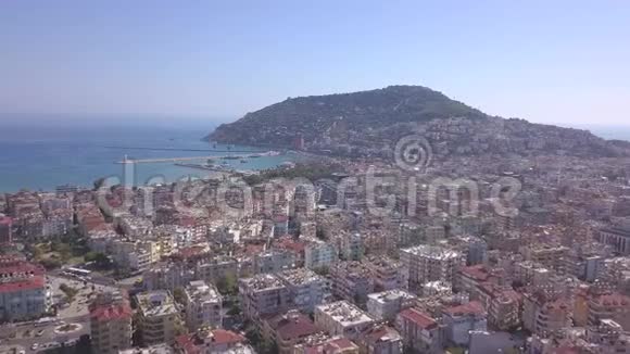 沿海城市和蓝色的海洋在一个夏天的时间剪辑靠近海滨的南部大城市的鸟瞰图视频的预览图
