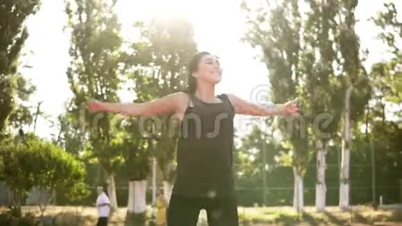 健身运动的女人在体育场户外锻炼快乐的黑发女人做跳跃或跳跃运动视频的预览图