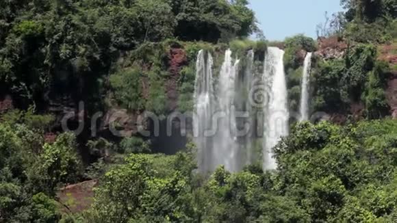 伊瓜苏美丽的小瀑布在夏天视频的预览图