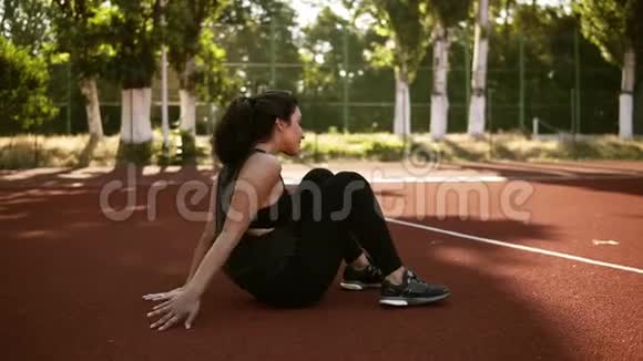 运动的女人做桥梁姿势瑜伽锻炼从坐姿和回到坐姿Brunette视频的预览图