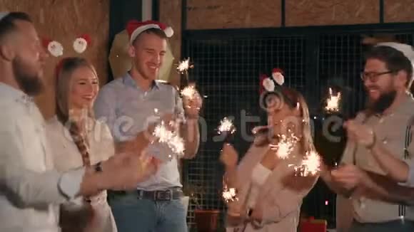 快乐的上班族在圣诞晚会上玩火花视频的预览图