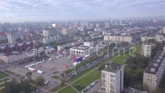 俄罗斯城市广场附近主要城市街道上参加体育比赛的人们的鸟瞰图视频的预览图