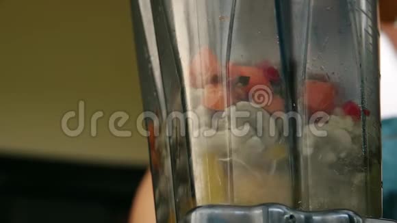 在搅拌机里混合橙黄色的配料侧视图准备蔬菜酱素食和素食食品视频的预览图