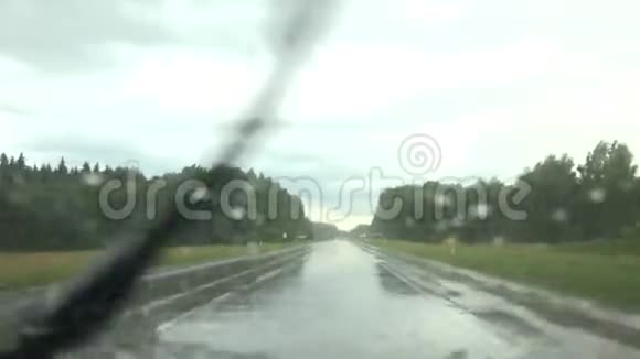 雨天汽车在路上行驶毒蛇清洁挡风玻璃4K视频的预览图