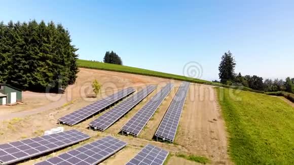 俄勒冈州农村一个太阳能电池板阵列俯瞰山谷的空中镜头视频的预览图