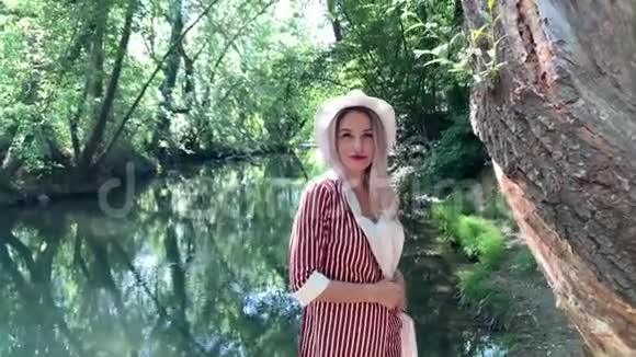 一个美丽的金发女人站在美丽的自然地方视频的预览图