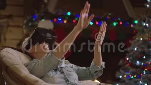 圣诞夜的虚拟现实耳机里的女人视频的预览图