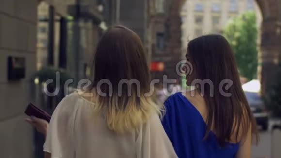快乐的购物妇女漫步在城市街头视频的预览图