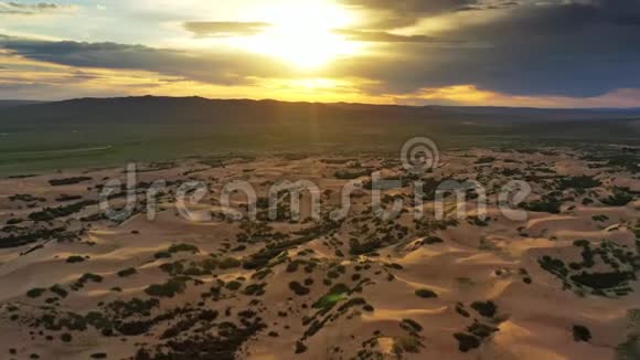 蒙古巴彦戈壁沙丘鸟瞰图视频的预览图