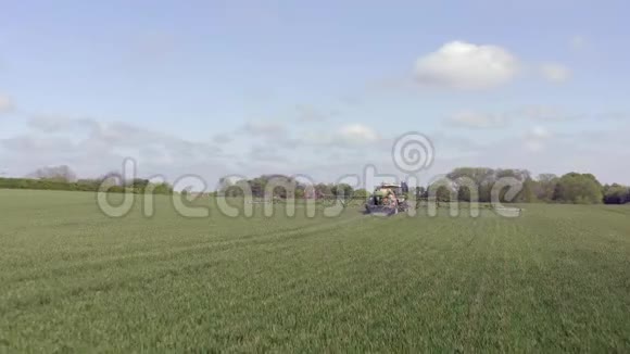拖拉机在农田上喷洒一种有争议的草甘膦除草剂视频的预览图