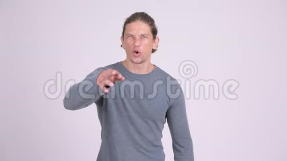 一个愤怒的男人指着镜头对着白色背景说话视频的预览图