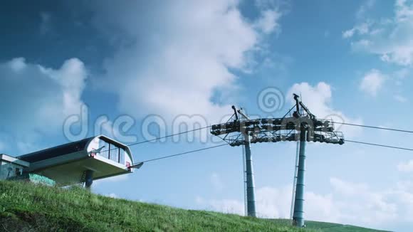一辆滑雪缆车从山上滑下来视频的预览图