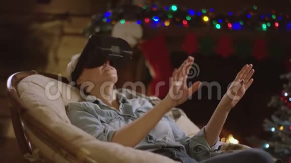 圣诞夜戴着虚拟现实眼镜的女人视频的预览图