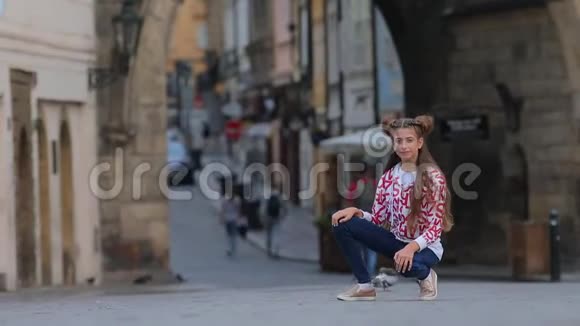 在博克背景下蹲在街上的女孩视频的预览图
