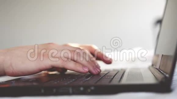 人在笔记本电脑上工作时输入信用卡信息进行在线购买慢动作3840x2160视频的预览图