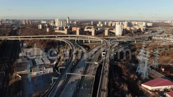 空中观景城市景观高速公路与移动汽车视频的预览图