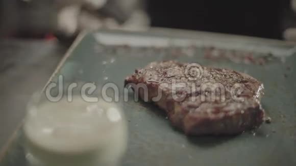 厨师切炒肉视频的预览图